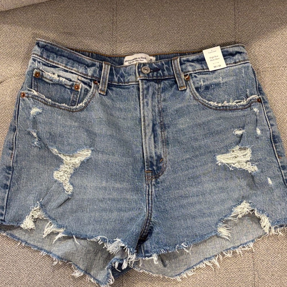 Abercrombie & Fitch • High Rise Mom Short